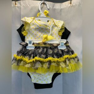 Baby Starters Black & Yellow ‘Love You’ and Daisy design set, size 3M